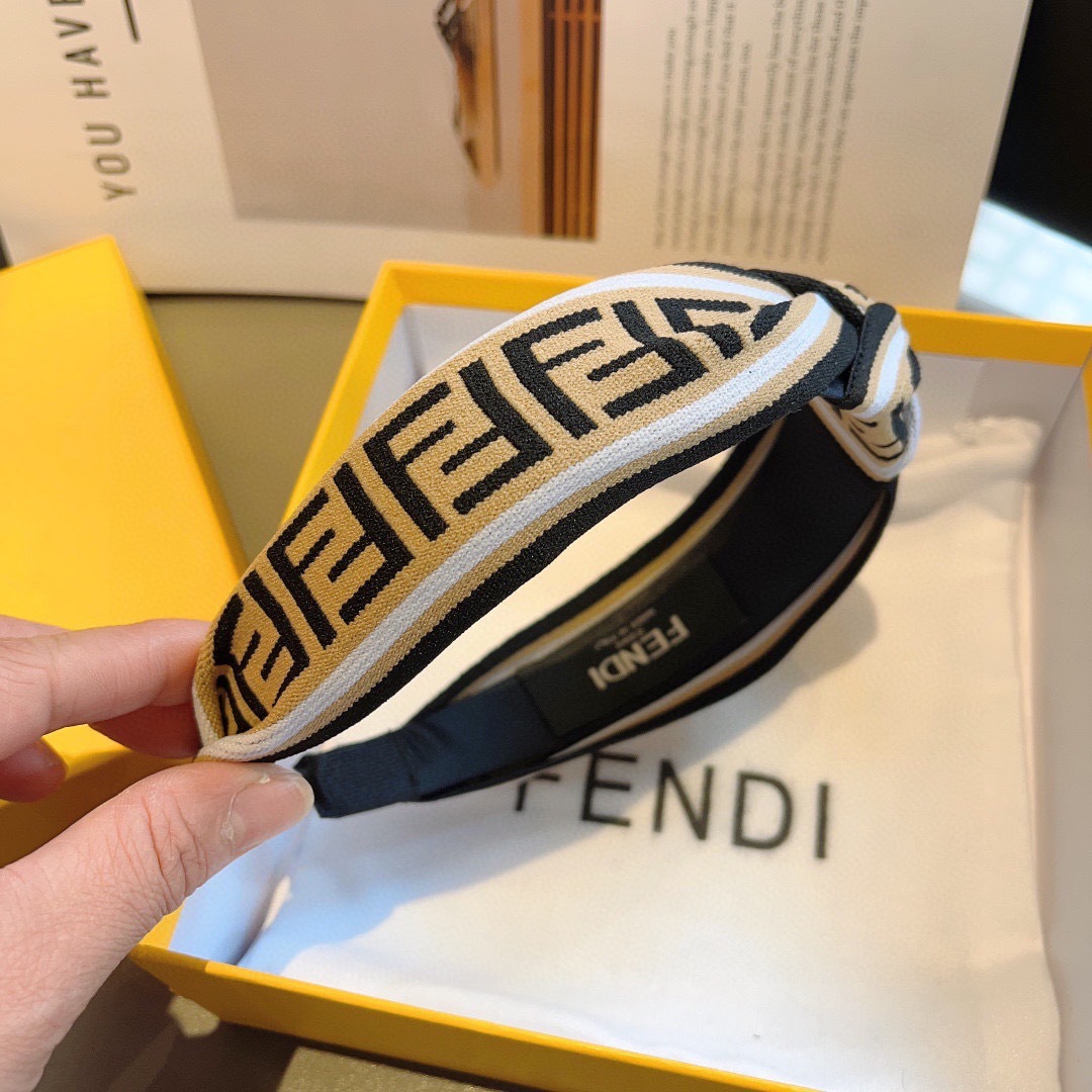 配包装
FENDI 芬迪 新款中间结洋气大牌范儿发箍，宽版原单货， 简约百搭，潮女必备品，超级的高大上！
