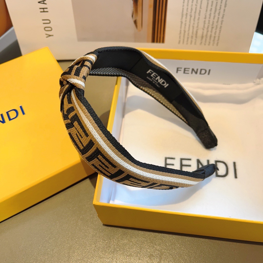 配包装
FENDI 芬迪 新款中间结洋气大牌范儿发箍，宽版原单货， 简约百搭，潮女必备品，超级的高大上！