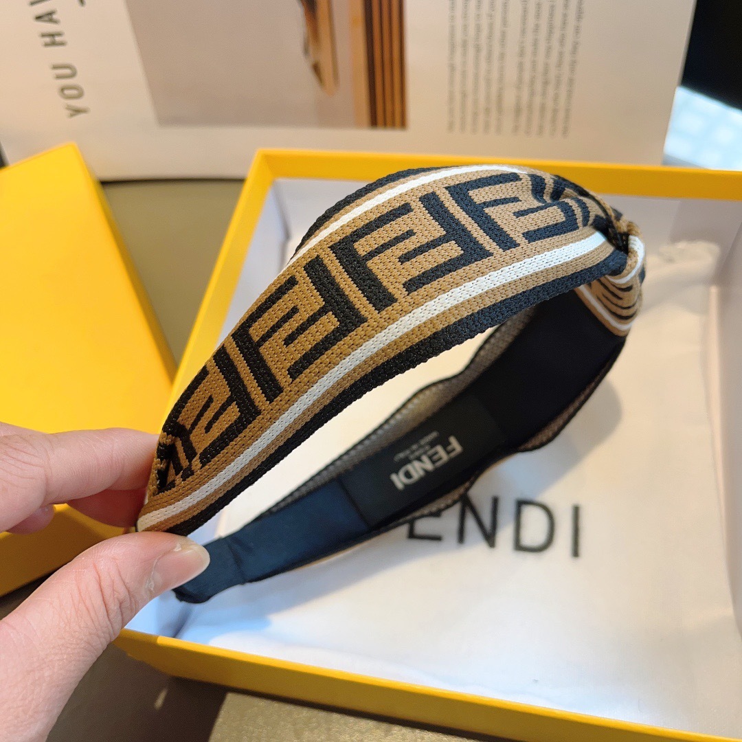 配包装
FENDI 芬迪 新款中间结洋气大牌范儿发箍，宽版原单货， 简约百搭，潮女必备品，超级的高大上！
