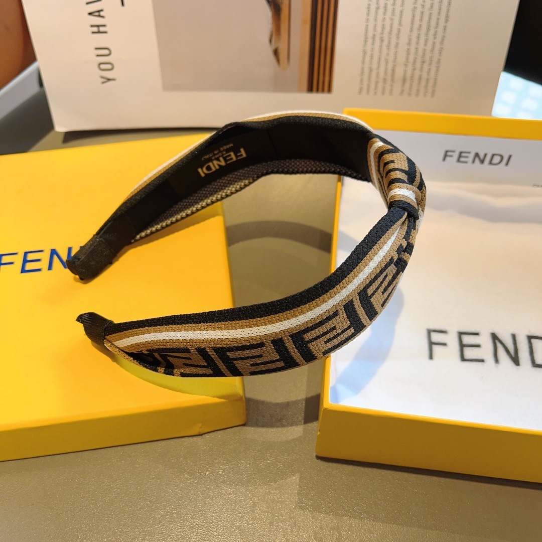 配包装
FENDI 芬迪 新款中间结洋气大牌范儿发箍，宽版原单货， 简约百搭，潮女必备品，超级的高大上！