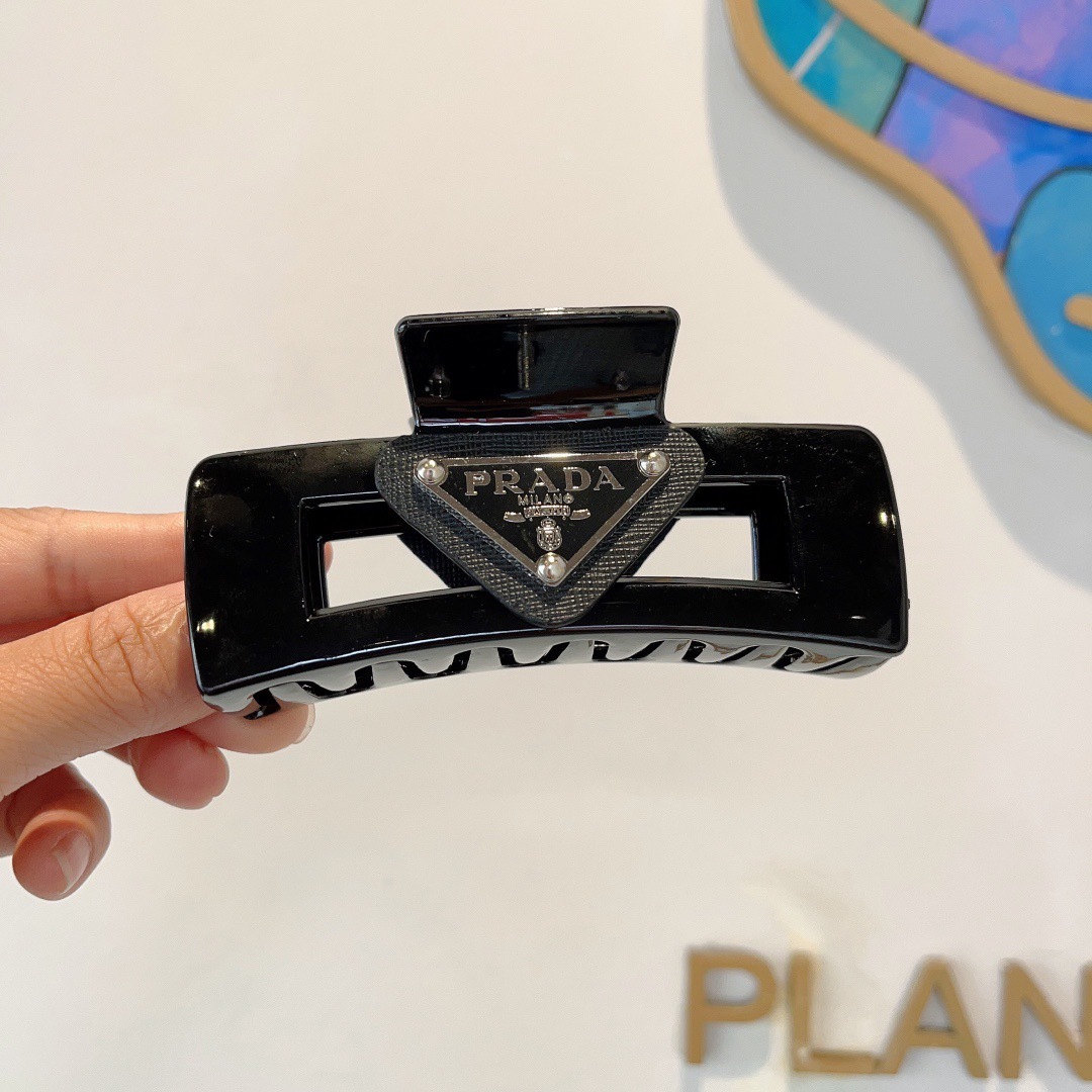 配包装
PRADA （普拉达） 欧美新款潮流抓夹，明星同款 女神必备单品，非常百搭，时尚发夹， 戴上它满