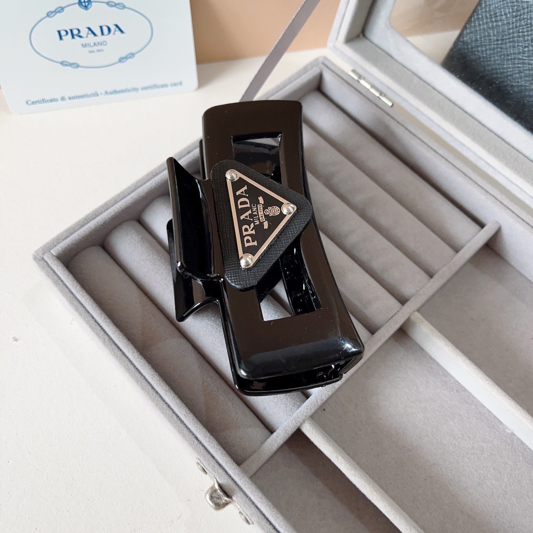 配包装
PRADA （普拉达） 欧美新款潮流抓夹，明星同款 女神必备单品，非常百搭，时尚发夹， 戴上它满