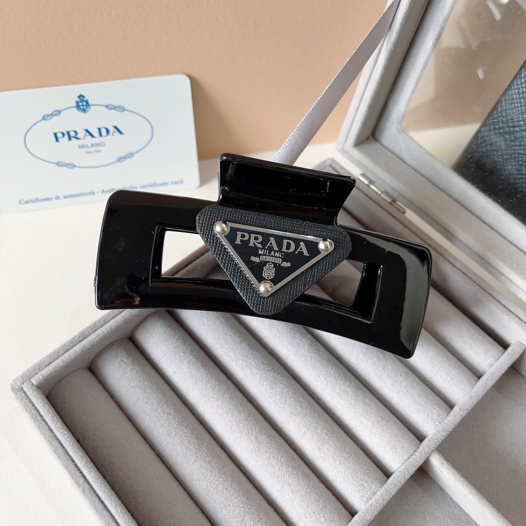 配包装
PRADA （普拉达） 欧美新款潮流抓夹，明星同款 女神必备单品，非常百搭，时尚发夹， 戴上它满