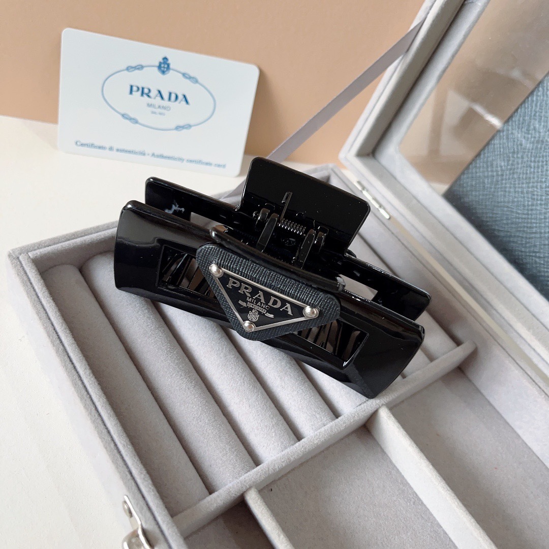 配包装
PRADA （普拉达） 欧美新款潮流抓夹，明星同款 女神必备单品，非常百搭，时尚发夹， 戴上它满