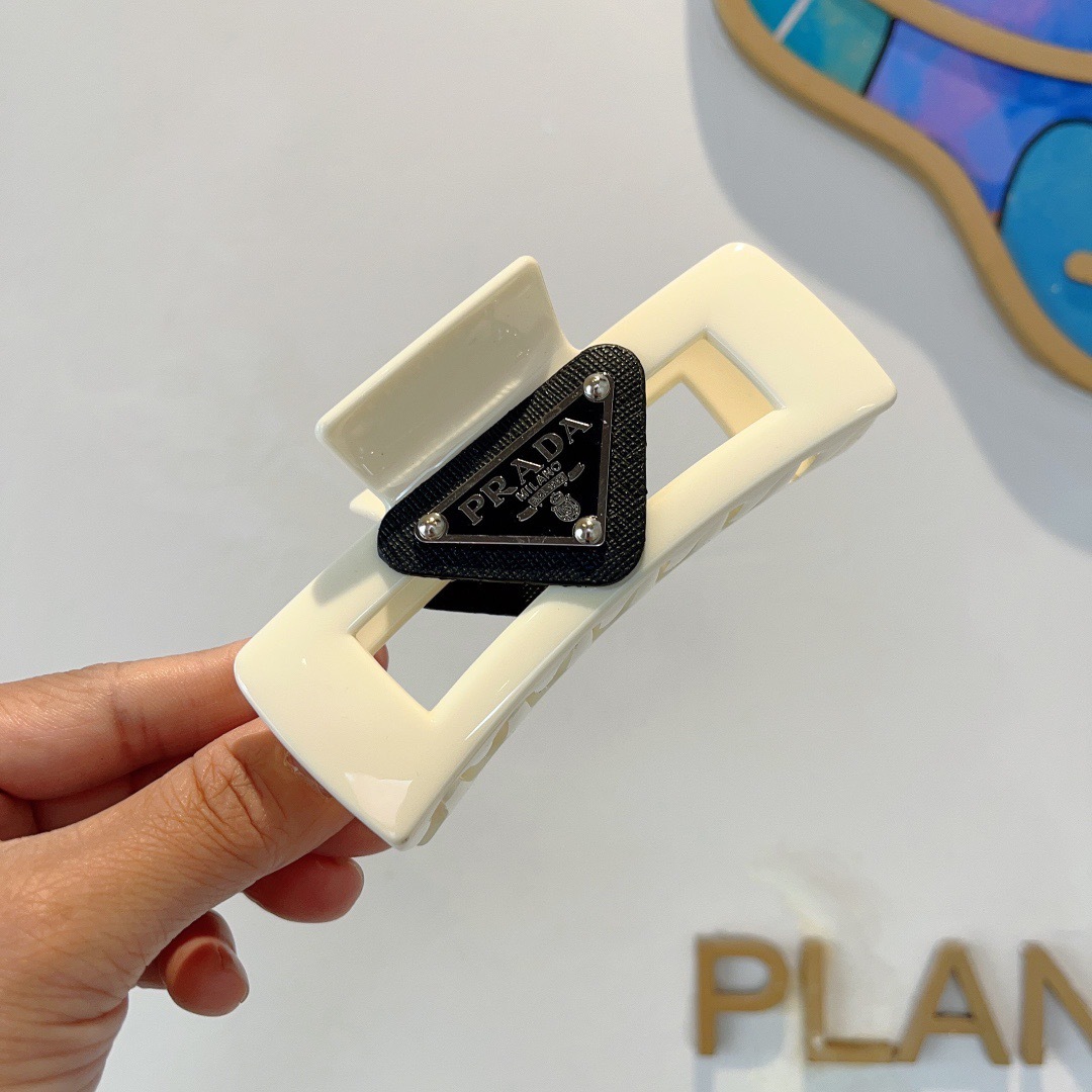 配包装
PRADA （普拉达） 欧美新款潮流抓夹，明星同款 女神必备单品，非常百搭，时尚发夹， 戴上它满