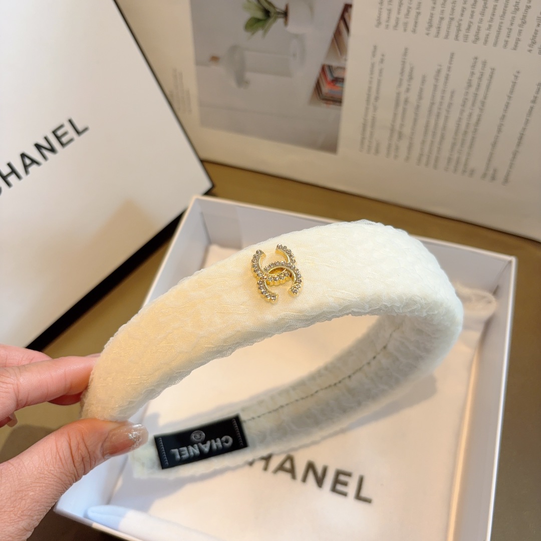 配包装
CHANEL（香奈儿）新款小香发箍，复古头箍，网红爆款推荐 搭配高端材质，超精致，时尚百搭。