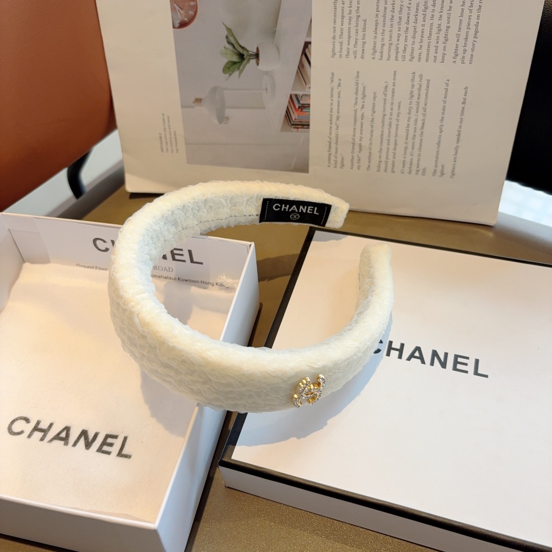 配包装
CHANEL（香奈儿）新款小香发箍，复古头箍，网红爆款推荐 搭配高端材质，超精致，时尚百搭。