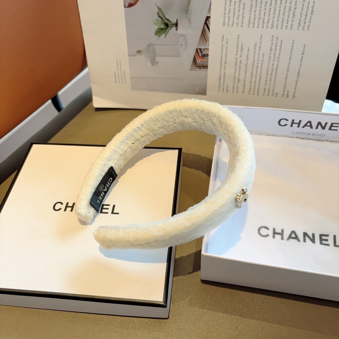 配包装
CHANEL（香奈儿）新款小香发箍，复古头箍，网红爆款推荐 搭配高端材质，超精致，时尚百搭。