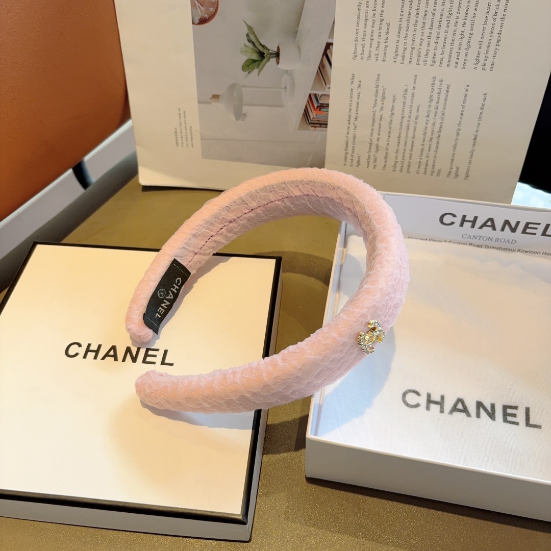 配包装
CHANEL（香奈儿）新款小香发箍，复古头箍，网红爆款推荐 搭配高端材质，超精致，时尚百搭。