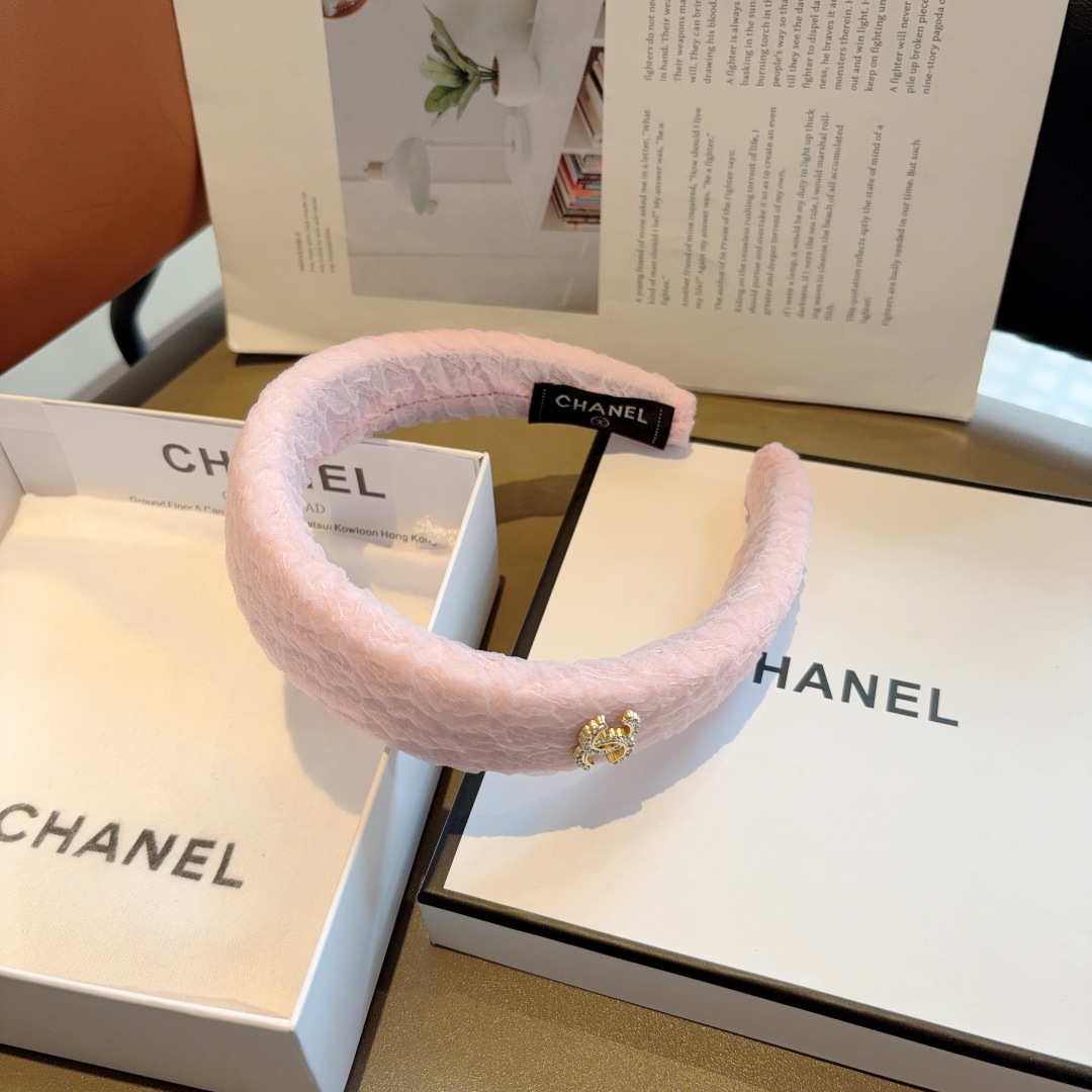 配包装
CHANEL（香奈儿）新款小香发箍，复古头箍，网红爆款推荐 搭配高端材质，超精致，时尚百搭。