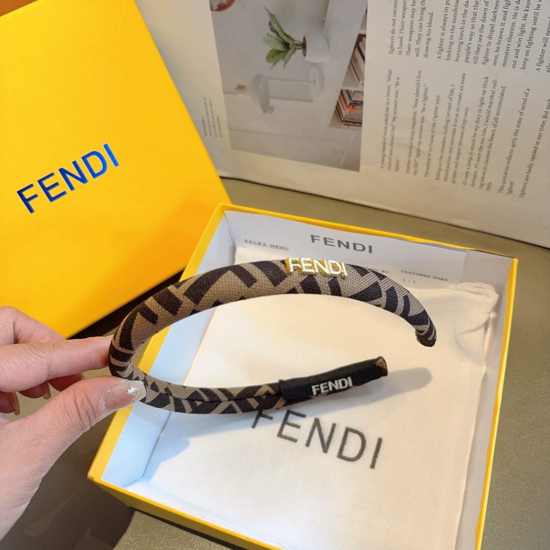 配包装
FENDI 芬迪 新款复古头箍，简约百搭发箍，潮女必备品，超级的高大上！