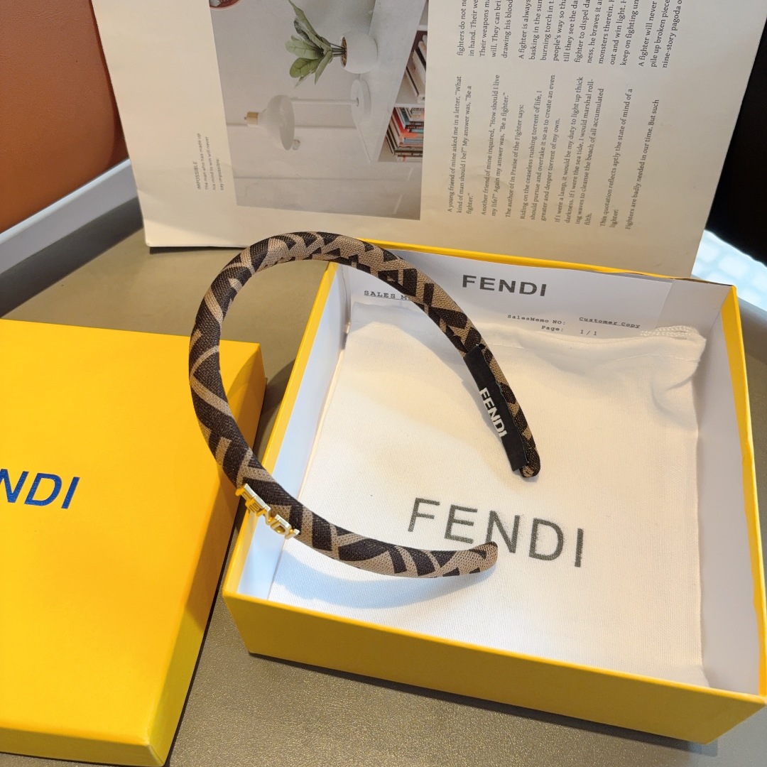 配包装
FENDI 芬迪 新款复古头箍，简约百搭发箍，潮女必备品，超级的高大上！
