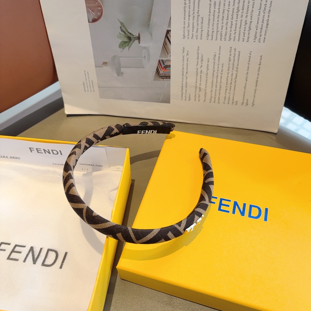 配包装
FENDI 芬迪 新款复古头箍，简约百搭发箍，潮女必备品，超级的高大上！