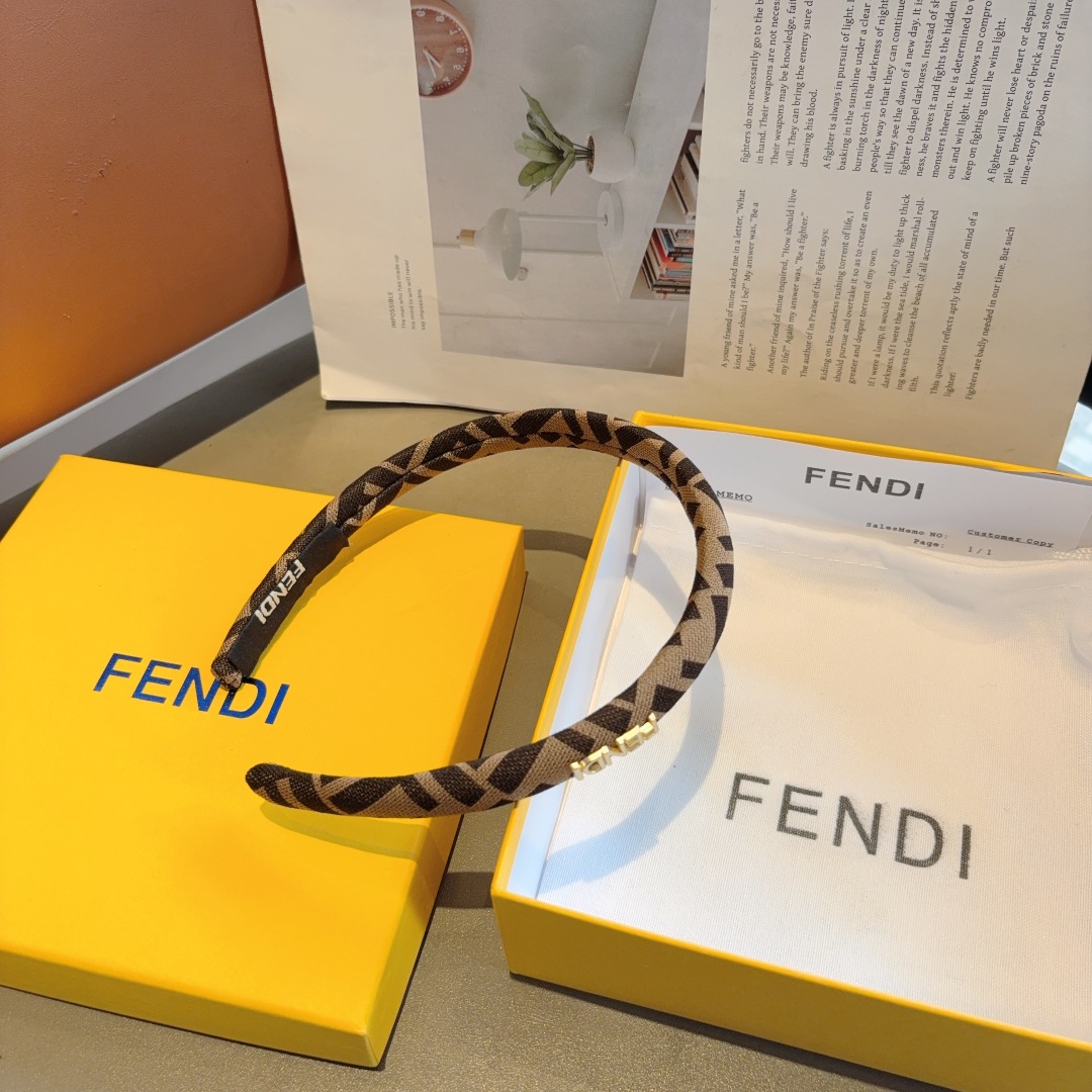 配包装
FENDI 芬迪 新款复古头箍，简约百搭发箍，潮女必备品，超级的高大上！