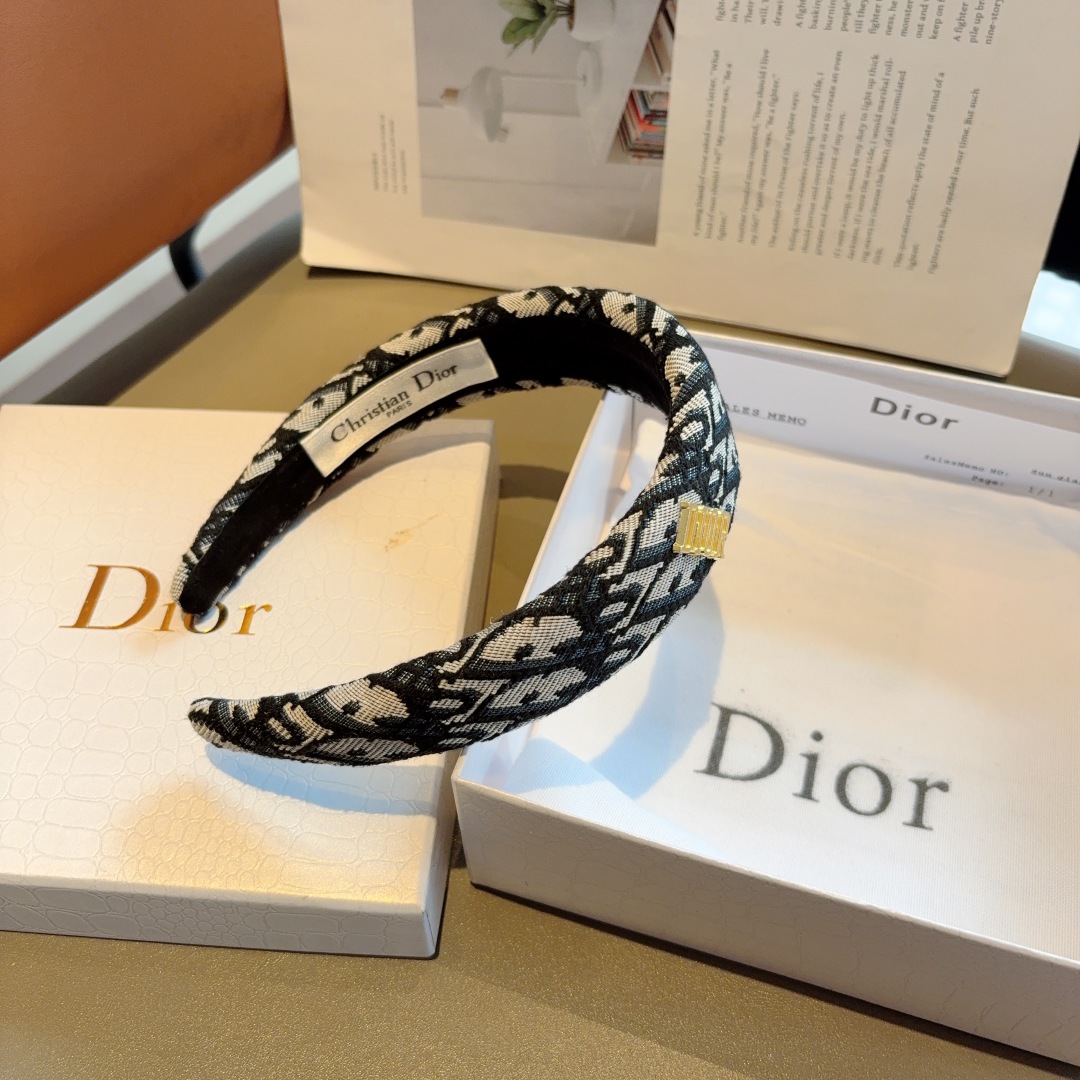 配包装
Dior（迪奥） 新款经典字母宽版发箍,专柜品质 让你的魅力绽放 清新淑女范让时尚更简单。