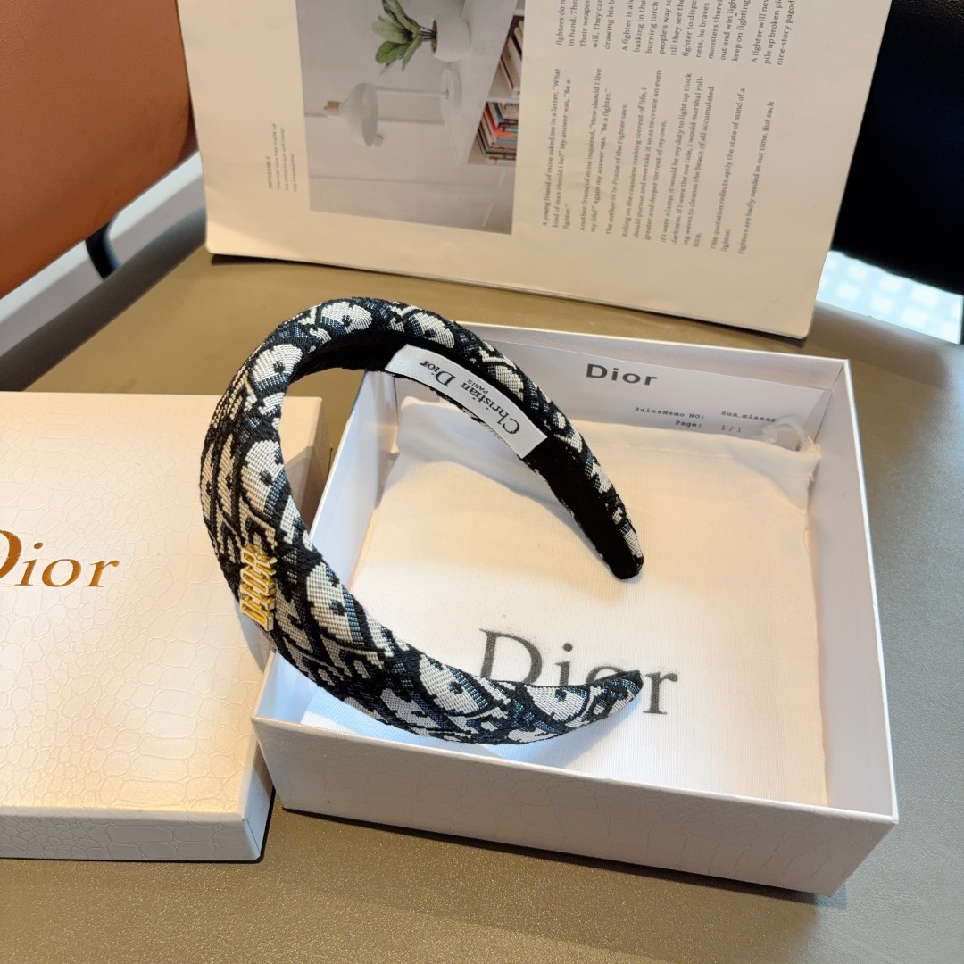 配包装
Dior（迪奥） 新款经典字母宽版发箍,专柜品质 让你的魅力绽放 清新淑女范让时尚更简单。