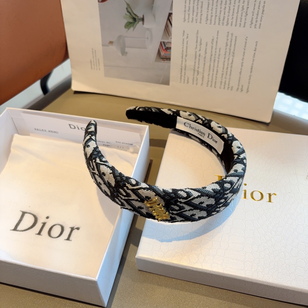 配包装
Dior（迪奥） 新款经典字母宽版发箍,专柜品质 让你的魅力绽放 清新淑女范让时尚更简单。