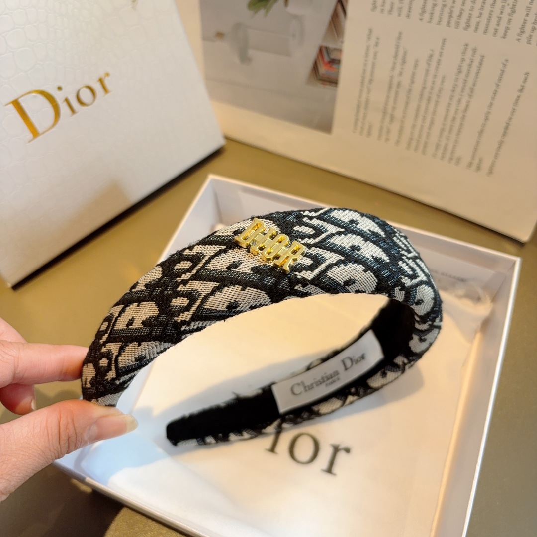 配包装
Dior（迪奥） 新款经典字母宽版发箍,专柜品质 让你的魅力绽放 清新淑女范让时尚更简单。