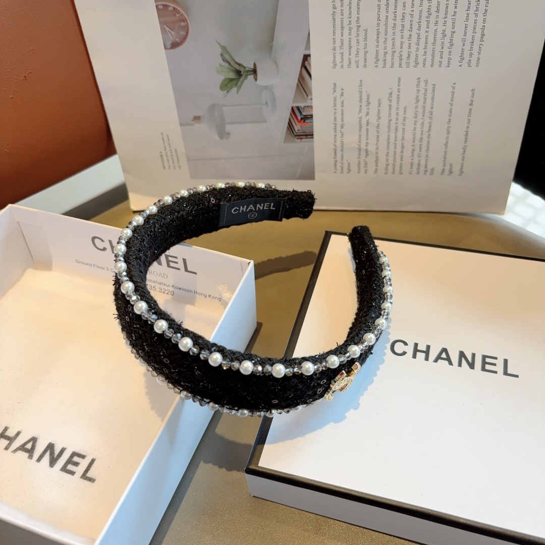 配包装
CHANEL（香奈儿）新款小香发箍，复古头箍，网红爆款推荐 搭配高端材质，超精致，时尚百搭。