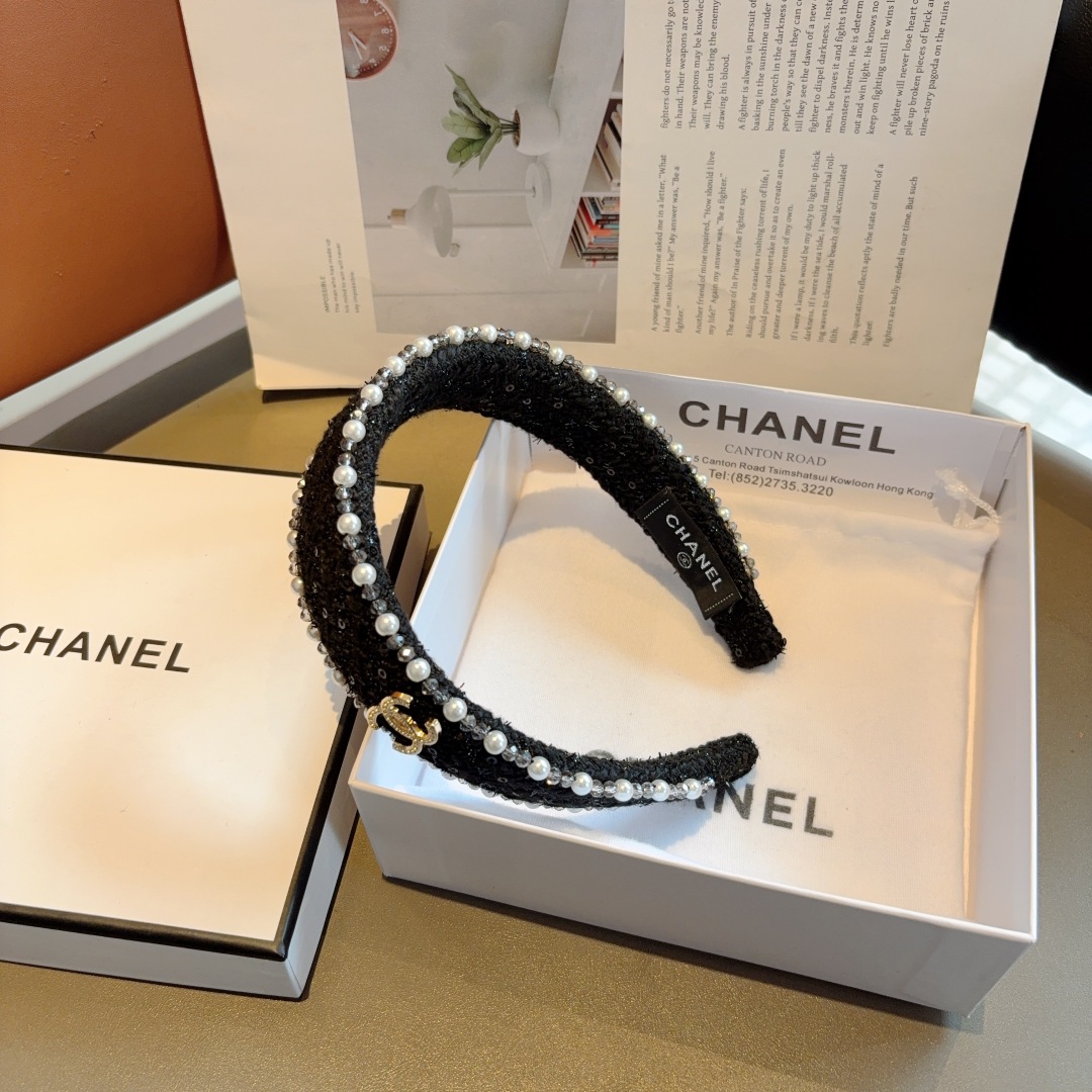 配包装
CHANEL（香奈儿）新款小香发箍，复古头箍，网红爆款推荐 搭配高端材质，超精致，时尚百搭。