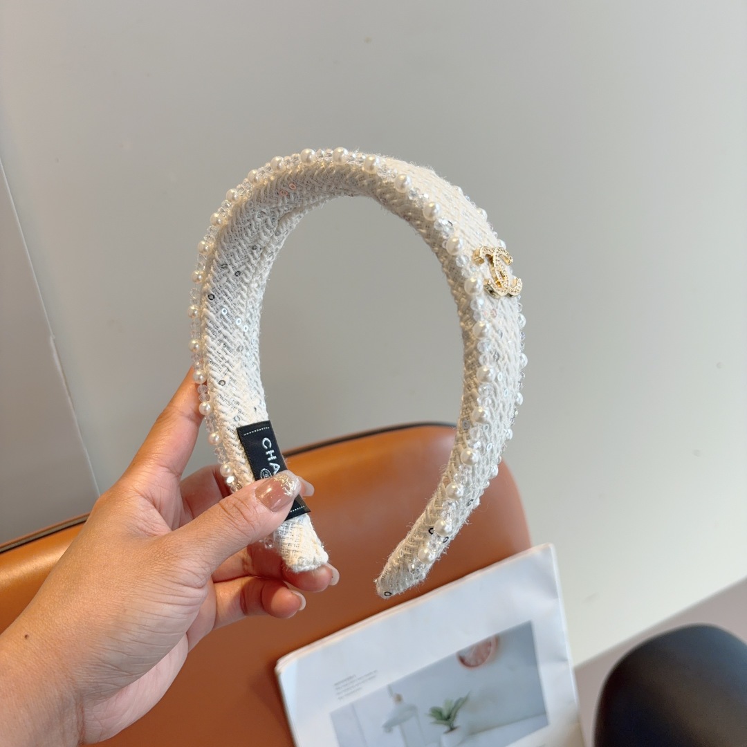 配包装
CHANEL（香奈儿）新款小香发箍，复古头箍，网红爆款推荐 搭配高端材质，超精致，时尚百搭。