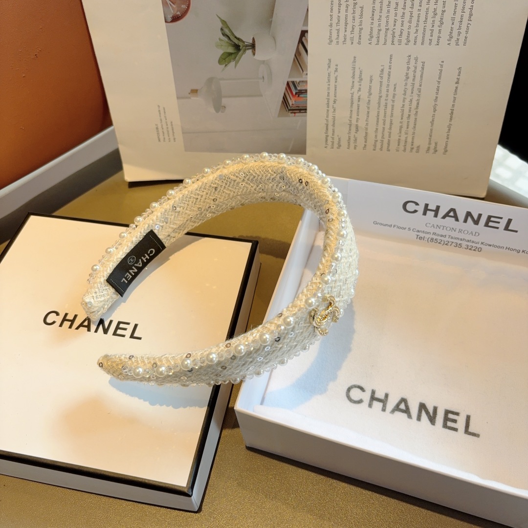 配包装
CHANEL（香奈儿）新款小香发箍，复古头箍，网红爆款推荐 搭配高端材质，超精致，时尚百搭。
