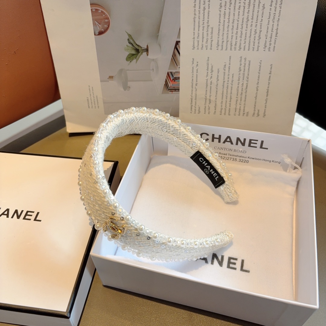 配包装
CHANEL（香奈儿）新款小香发箍，复古头箍，网红爆款推荐 搭配高端材质，超精致，时尚百搭。