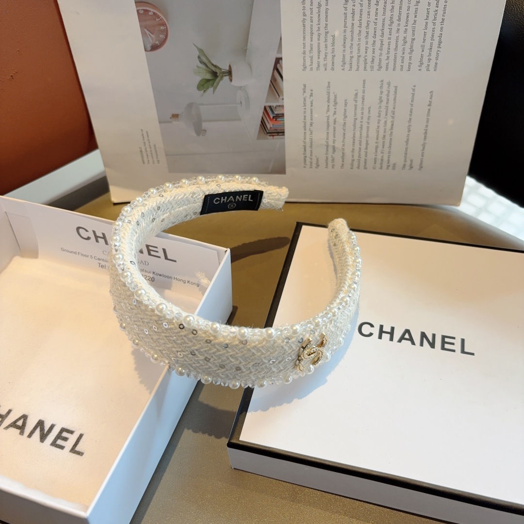 配包装
CHANEL（香奈儿）新款小香发箍，复古头箍，网红爆款推荐 搭配高端材质，超精致，时尚百搭。