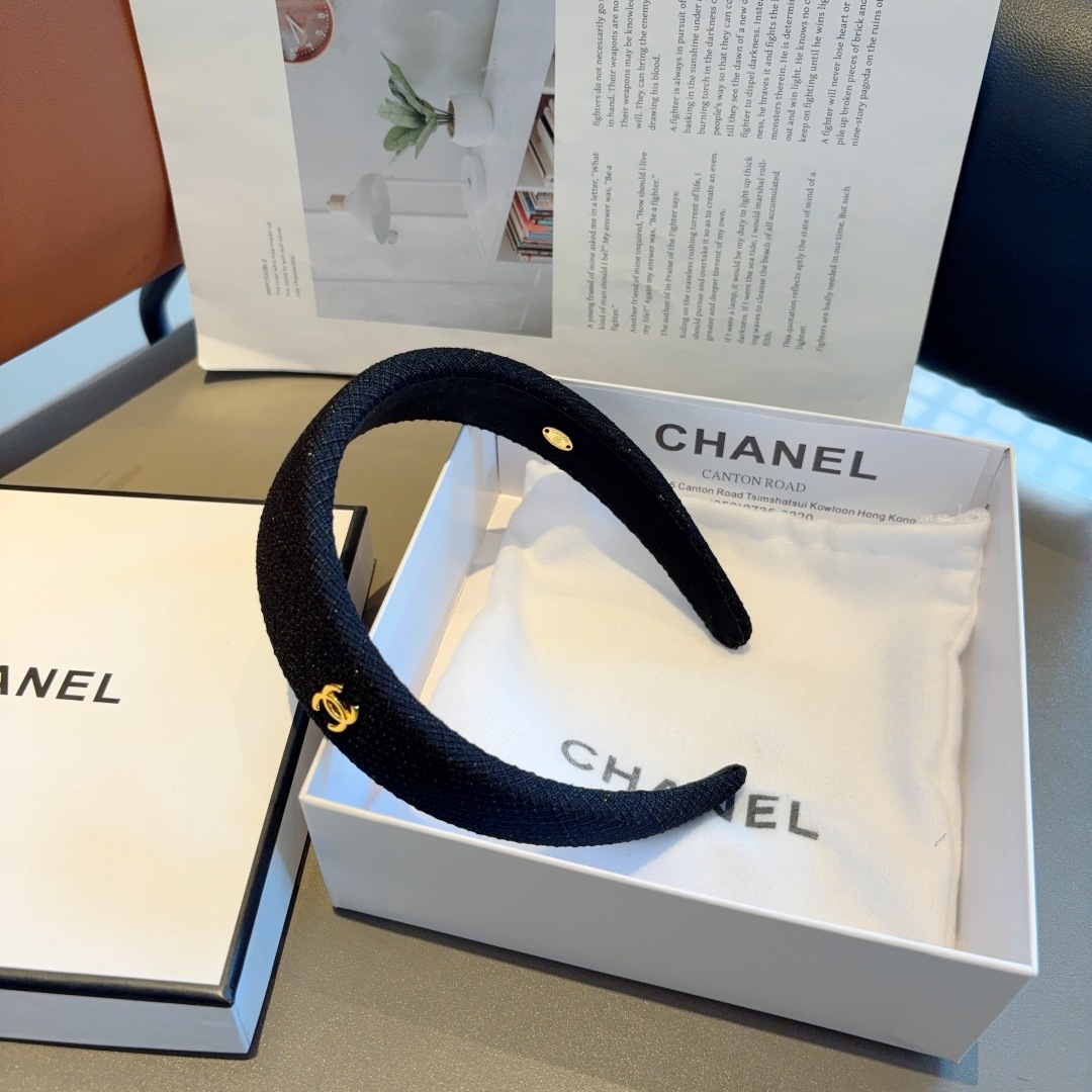 配包装
CHANEL（香奈儿）新款小香发箍，复古头箍，网红爆款推荐 搭配高端材质，超精致，时尚百搭。