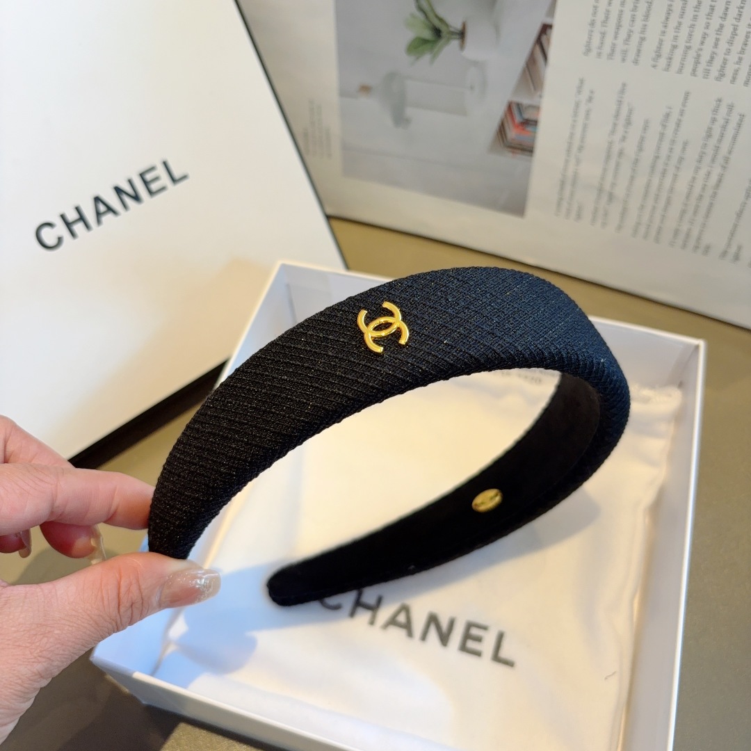 配包装
CHANEL（香奈儿）新款小香发箍，复古头箍，网红爆款推荐 搭配高端材质，超精致，时尚百搭。