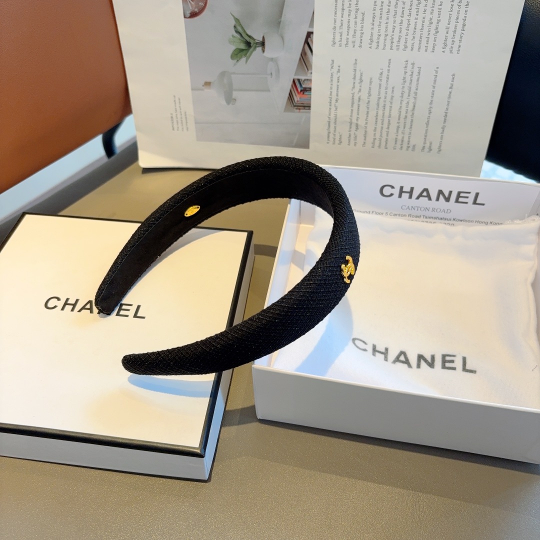 配包装
CHANEL（香奈儿）新款小香发箍，复古头箍，网红爆款推荐 搭配高端材质，超精致，时尚百搭。