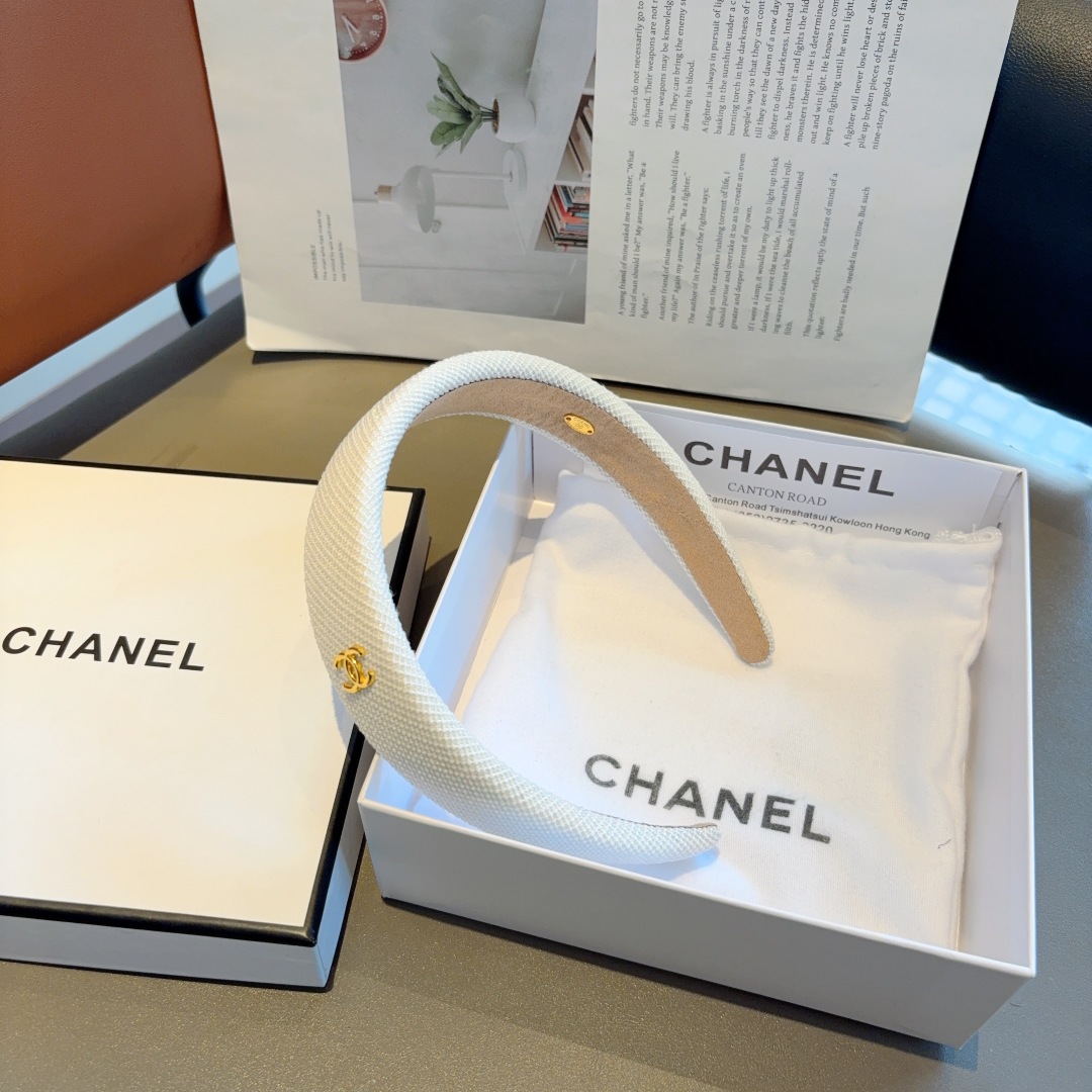 配包装
CHANEL（香奈儿）新款小香发箍，复古头箍，网红爆款推荐 搭配高端材质，超精致，时尚百搭。