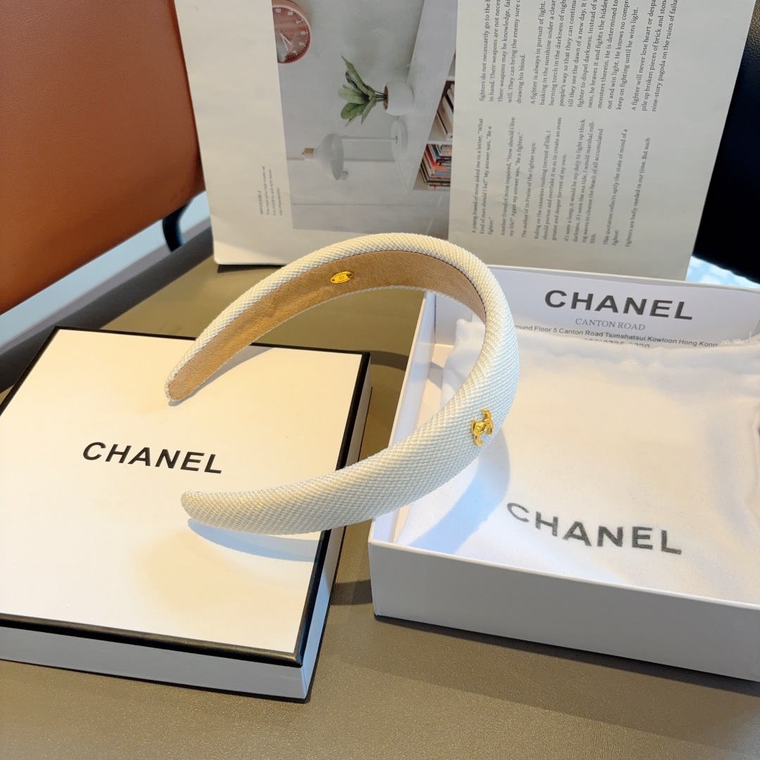 配包装
CHANEL（香奈儿）新款小香发箍，复古头箍，网红爆款推荐 搭配高端材质，超精致，时尚百搭。