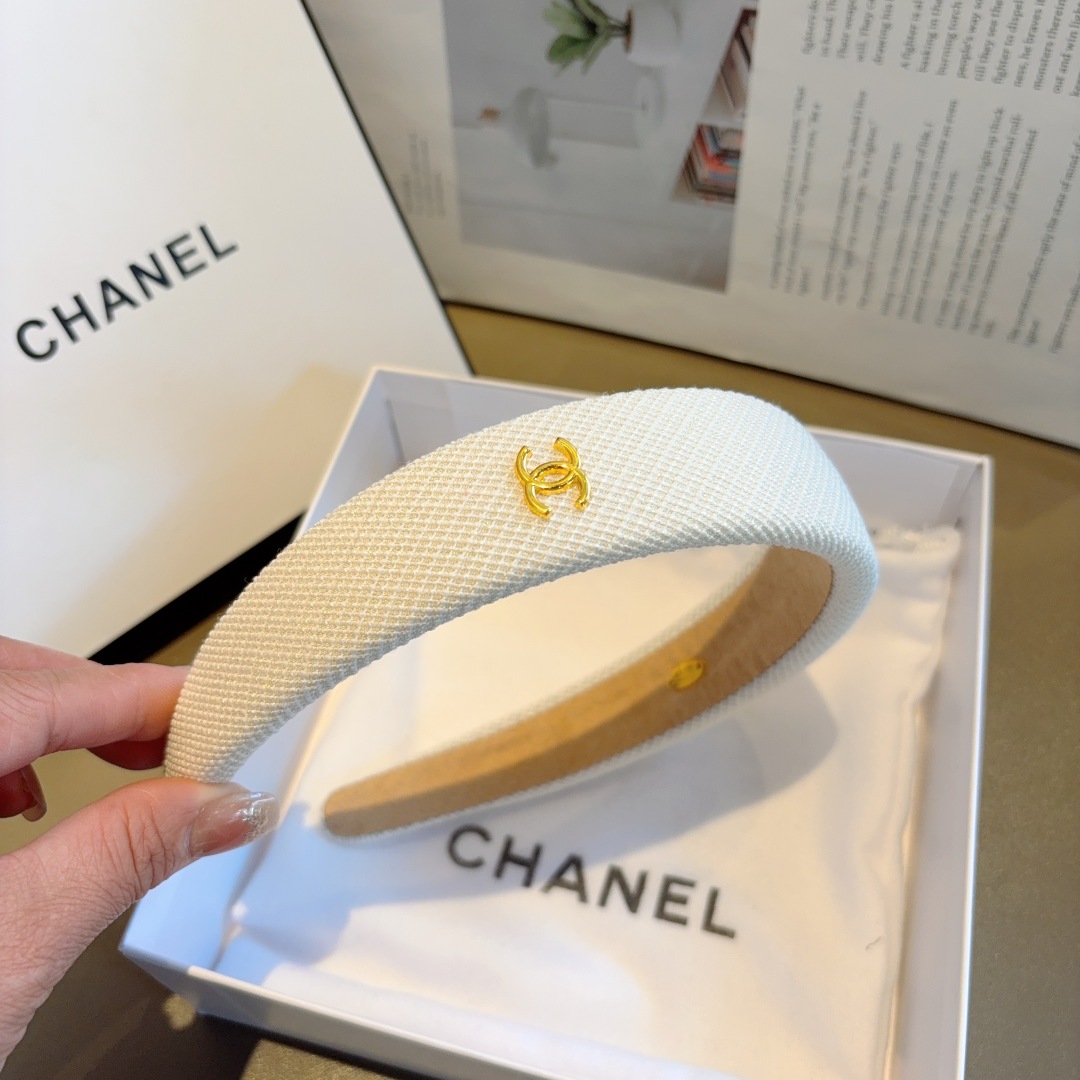 配包装
CHANEL（香奈儿）新款小香发箍，复古头箍，网红爆款推荐 搭配高端材质，超精致，时尚百搭。
