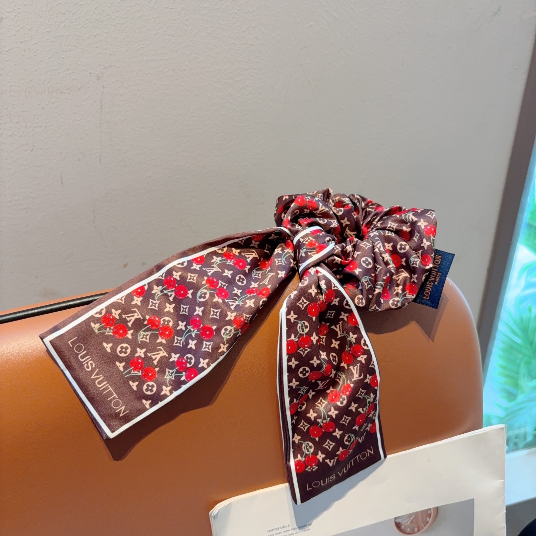配包装
LV （路易威登）火爆款村上隆系列🍒马尾蝴蝶结发圈肠圈，高档韩版皮筋，经典花型设计， 高端大气，