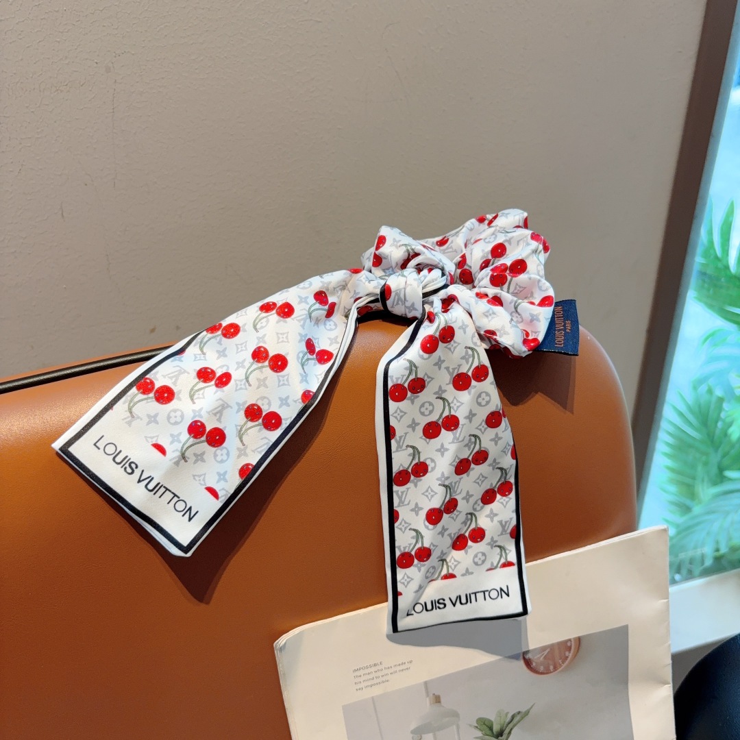 配包装
LV （路易威登）火爆款村上隆系列🍒马尾蝴蝶结发圈肠圈，高档韩版皮筋，经典花型设计， 高端大气，