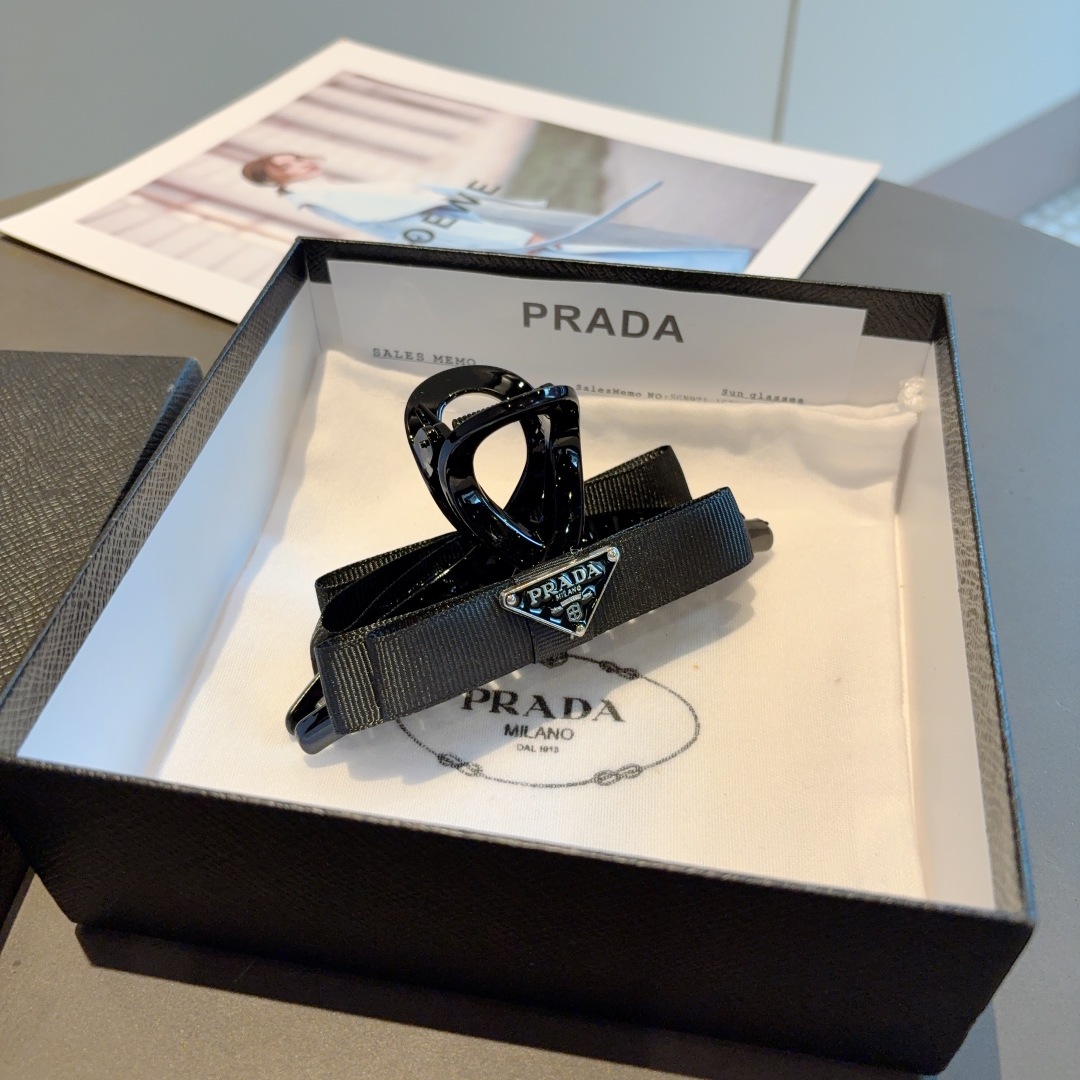 配包装
PRADA （普拉达） 新款潮流抓夹，网红同款 女神必备单品，非常百搭，时尚发夹， 戴上它满满的