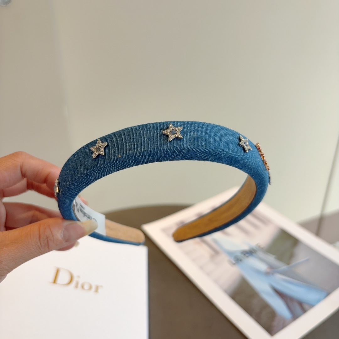 配包装
Dior（迪奥）新款牛仔布发箍,专柜原单货，让你的魅力绽放 清新淑女范让时尚更简单。
