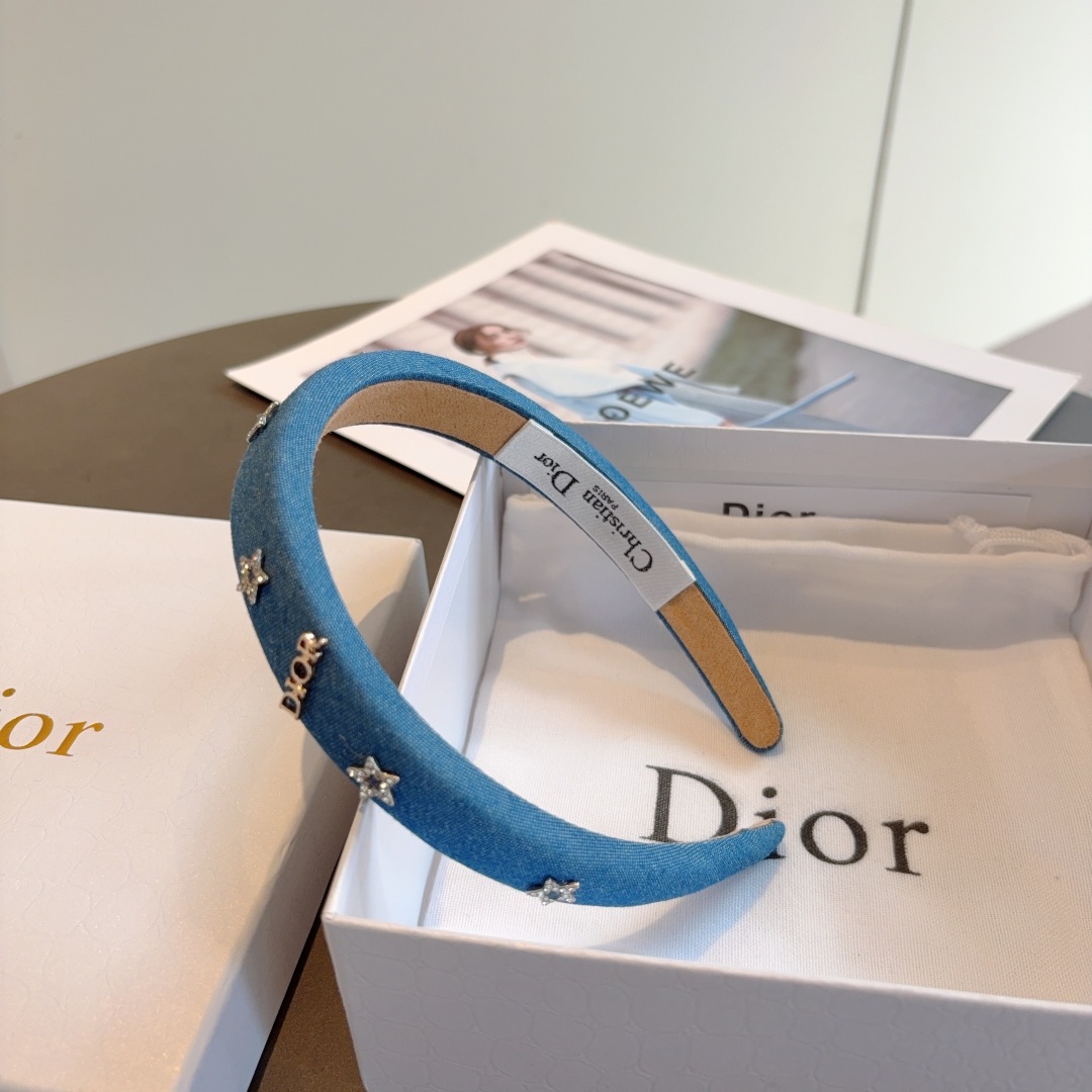 配包装
Dior（迪奥）新款牛仔布发箍,专柜原单货，让你的魅力绽放 清新淑女范让时尚更简单。