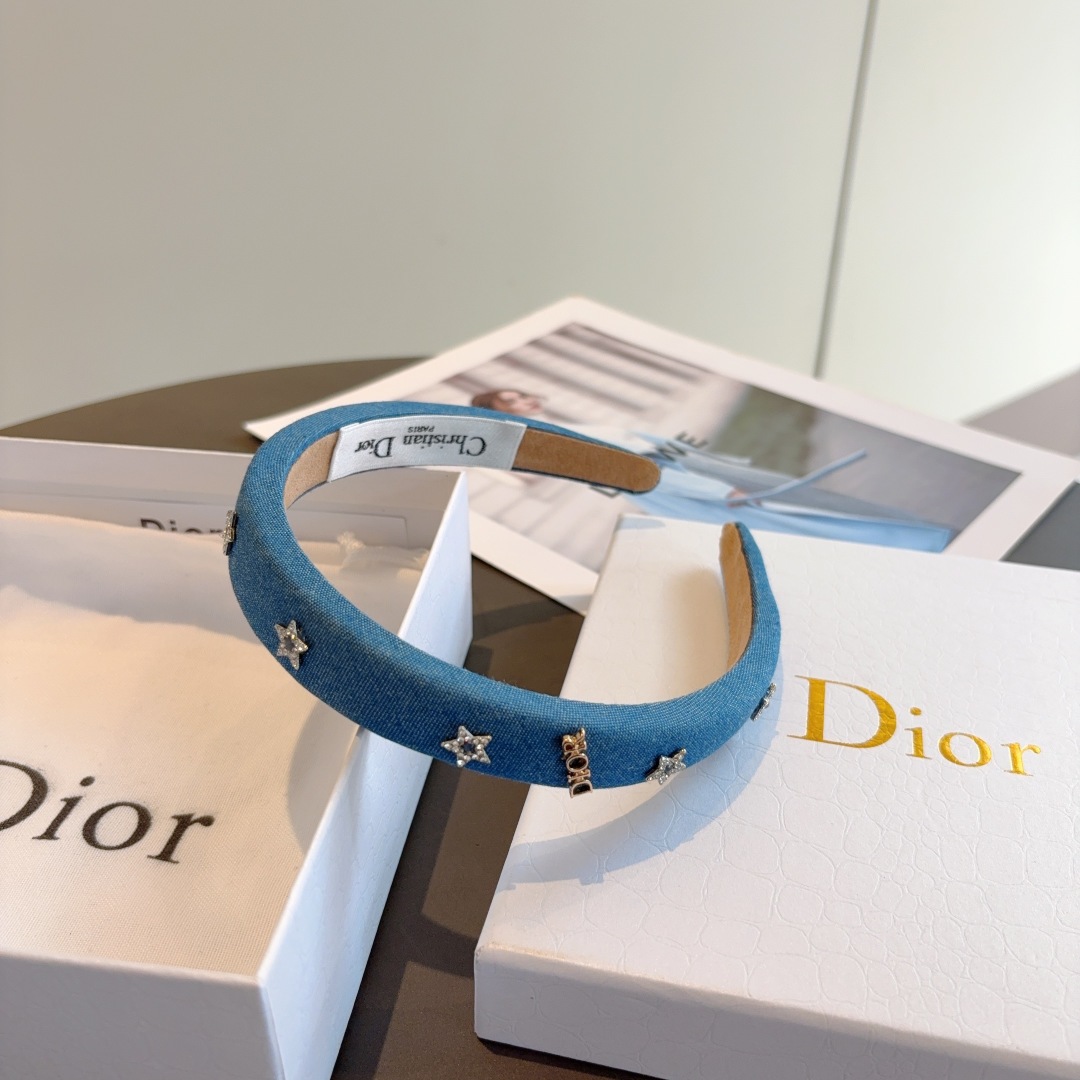 配包装
Dior（迪奥）新款牛仔布发箍,专柜原单货，让你的魅力绽放 清新淑女范让时尚更简单。
