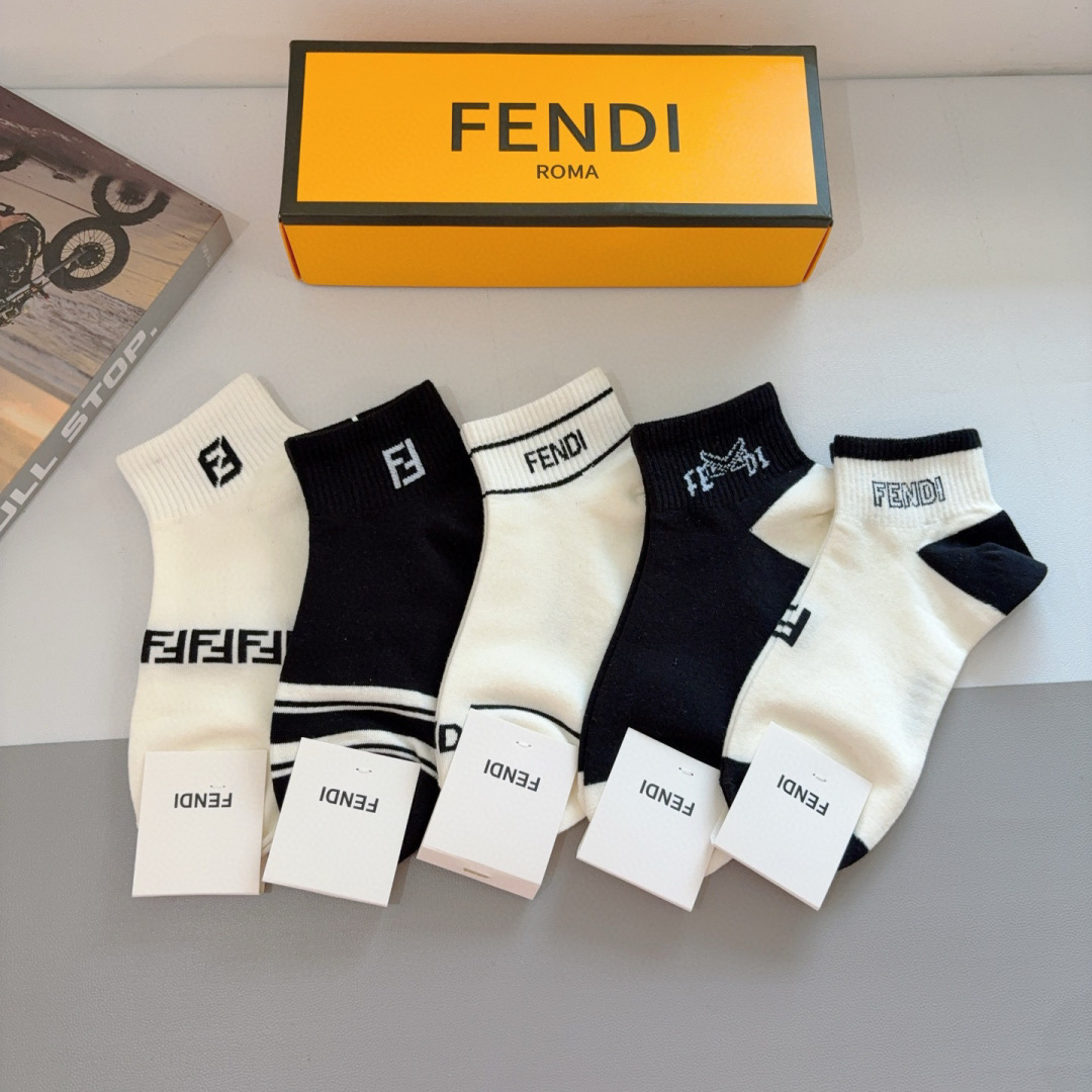 配包装（一盒5双）
FENDI  芬迪 双Ｆ字母经典短筒袜子，💓实用好穿 柔软透气，时尚百搭款，大牌出街