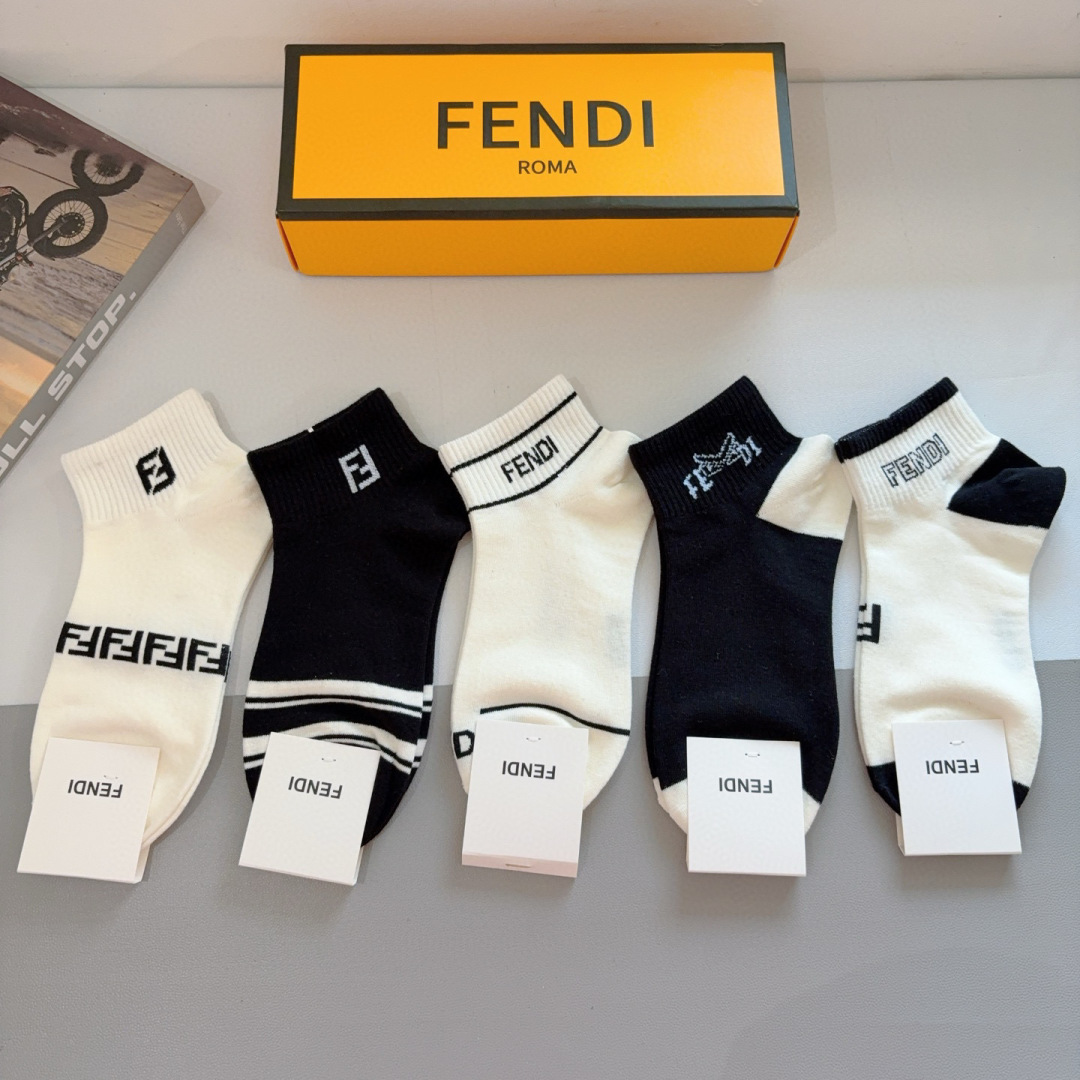 配包装（一盒5双）
FENDI  芬迪 双Ｆ字母经典短筒袜子，💓实用好穿 柔软透气，时尚百搭款，大牌出街