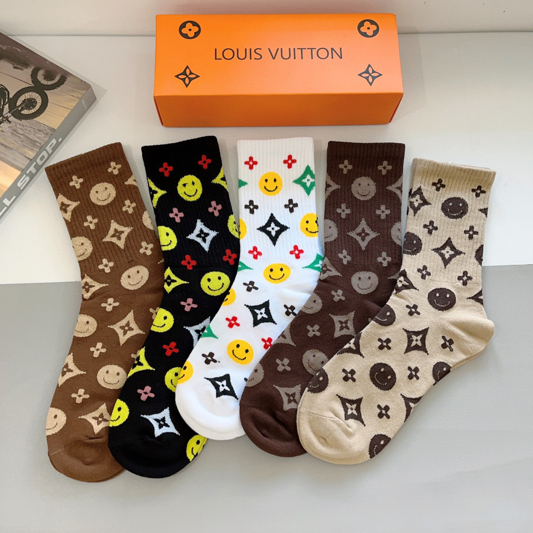 配包装（一盒5双） 
🌟 LV 路易威登 经典字母logo长筒袜子，纯棉面料 、你值得拥有哦💗超柔软材质