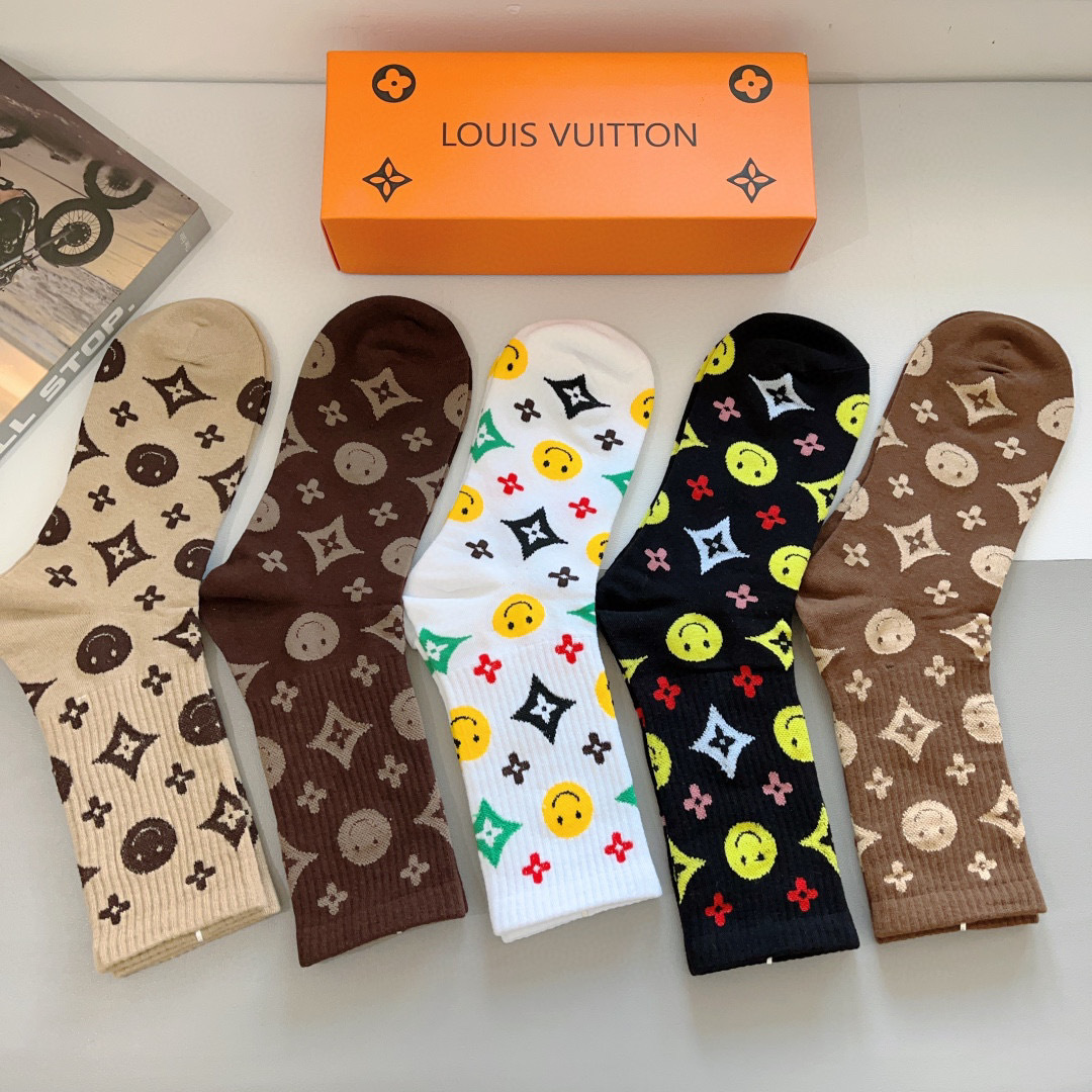 配包装（一盒5双） 
🌟 LV 路易威登 经典字母logo长筒袜子，纯棉面料 、你值得拥有哦💗超柔软材质