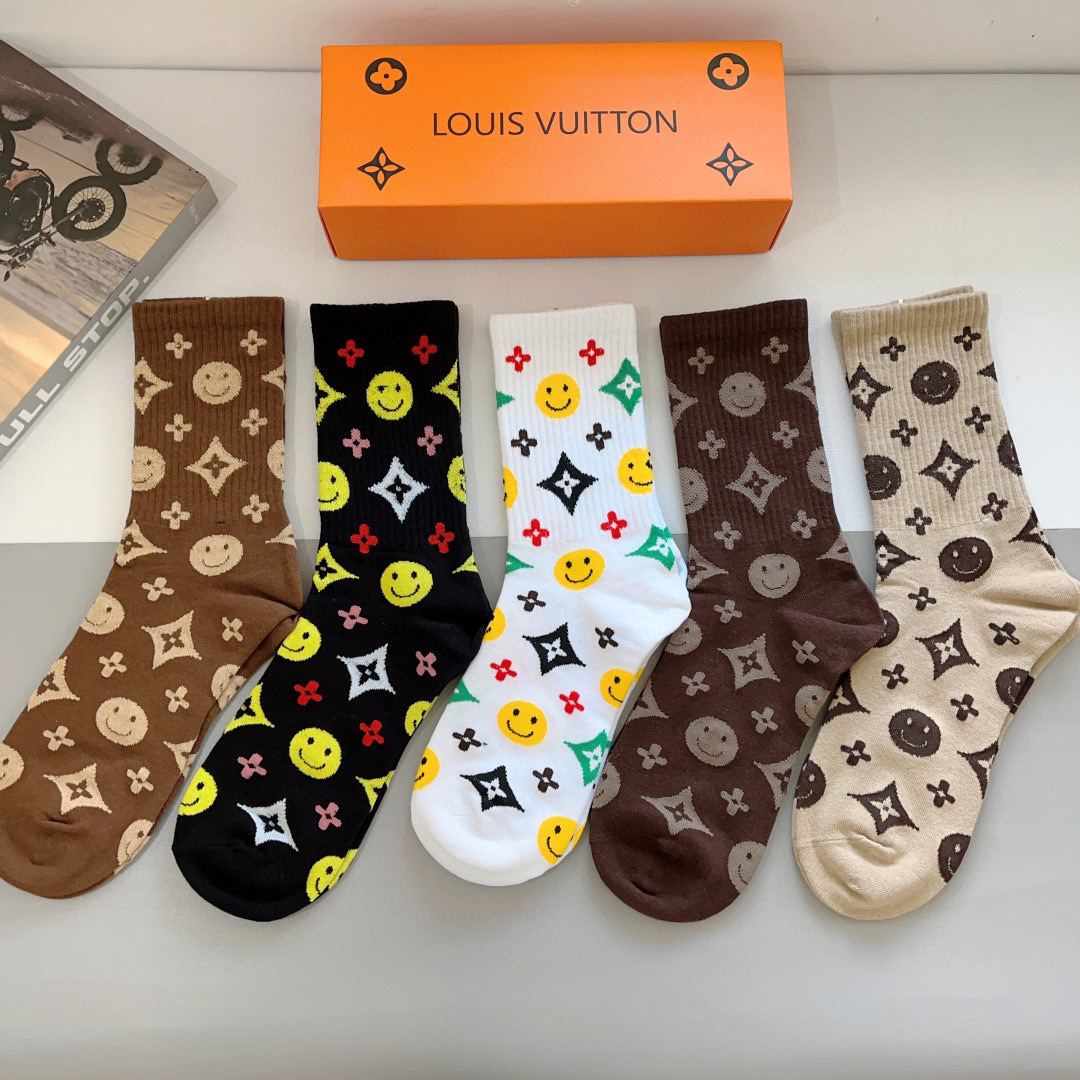 配包装（一盒5双） 
🌟 LV 路易威登 经典字母logo长筒袜子，纯棉面料 、你值得拥有哦💗超柔软材质