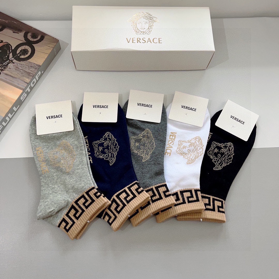 配包装【一盒五双】
欧美大牌 VERSACE范思哲 好看到爆炸欧美大牌船袜。男女款🌟潮人必不能少的专柜代