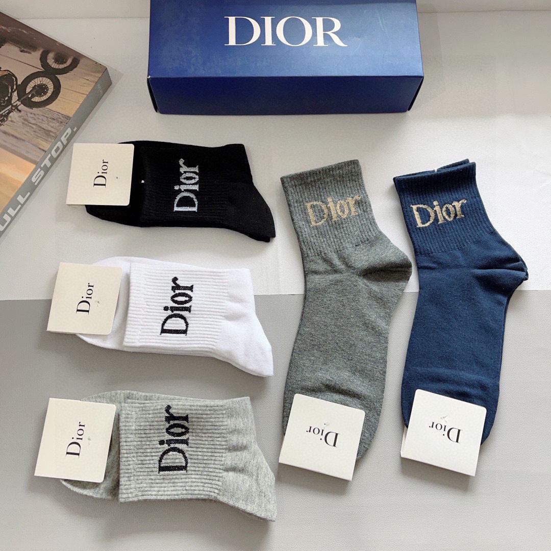 配包装（一盒5双）
Dior 迪奥 新款字母男款中筒袜子！爆款专柜同步袜子，💛大牌出街，潮人必备。超好搭