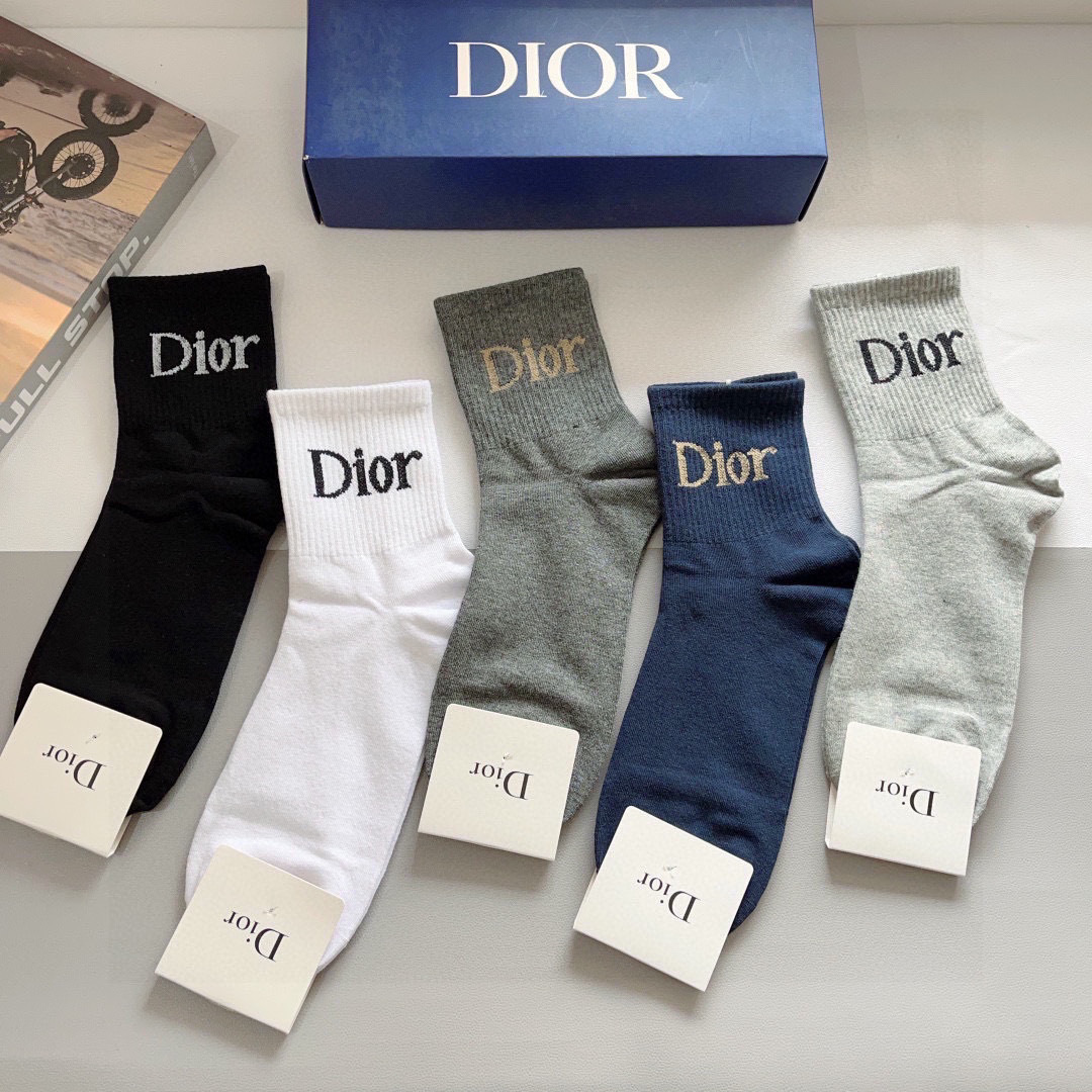 配包装（一盒5双）
Dior 迪奥 新款字母男款中筒袜子！爆款专柜同步袜子，💛大牌出街，潮人必备。超好搭