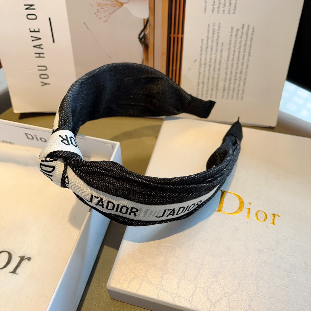 配包装
Dior（迪奥） 经典新款打结牛仔布发箍,专柜原单货，让你的魅力绽放 清新淑女范让时尚更简单。
