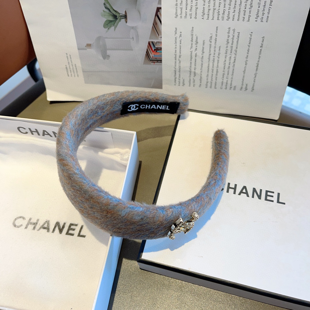 配包装
CHANEL（香奈儿）秋冬新款精美毛呢宽边发箍，复古网红爆款头箍 搭配高端材质，超精致，时尚高级